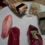 にぎり。玉子（84円）、カニ（294円）、子持こぶ（294円）、まぐろ（294円）、かつお（262円）。どーでもいいが、写真を撮る前に食べるなよ（笑）