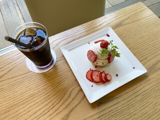 Akamon Terasu Nayuta - 苺いちえセット アイスコーヒーで