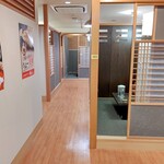 元祖美唄やきとり 福よし - 内観②（通路に沿って個室が並んでいます。）