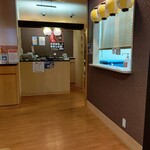 元祖美唄やきとり 福よし - 右がカウンター席・左が個室