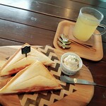 stand cafe KICHI - ハムとチーズのホットサンド&ホワイトコーヒー