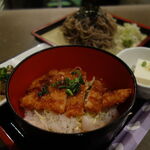 和菜房 the kitchen 晴 - 「和菜房 the kitchen 晴」の「冷しそばセット」についてくるソースかつ丼