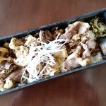 鉄板焼 ロウ フクオカ - ばらめし。牛ばら肉を炒めたものが、ご飯の上に敷き詰められています。