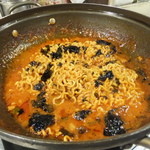 韓国料理焼肉 チング - コプチャンチョンゴルの〆のラーメン（韓国海苔トッピング）