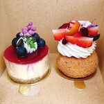 LESS - 左:LESSのチーズケーキ（800円）
      右:今日のスペシャル（フルーツのシュー）（1000円）