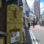 Shiva curry wara - さすが！の日曜日。
                      窓から下に見える並びは約20名。
                      
                      得意の早食いで、後客にたすきを繋ぎます。
                      
                      ご馳走様でした(*^^*)v