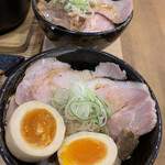 麺道 ひとひら - 手前)あじ玉チャーシュー丼
      奥)チャーシュー丼