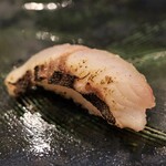 にぎり鮨 一五〇 - 炙りイサキ