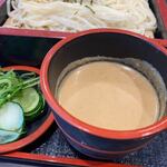 Sukesan Udon - うどんのタレはまろやかでコクのある「ごまだれ」に「資さんうどん」こだわりのだしをブレンドした「資さんうどん」オリジナルの特製「ごまだれ」。