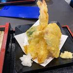 資さんうどん - 天ぷらは勿論エビやイカ等の揚げたての天ぷらです。