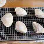 いさりび食堂 - ハマグリ網に乗せてすぐの状態