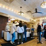 Joe's Pizza - 店内風景。写っているカウンターで注文、支払い、そして商品を受け取ります。