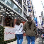 Joe's Pizza - 写っている小屋っぽいところが、（恐らくは仮設）イートインスペース。