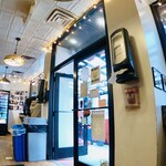 Joe's Pizza - 店内から出口方向を見る。