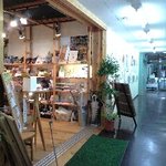 港南台タウンカフェ - オープンスペース。棚ひとつが個人雑貨店になってます♪