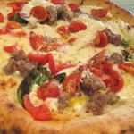 Pizzeria Pancia Piena - 【ランチタイム】ソーセージ入り（お肉のミンチの様に見えるものがソーセージ）のピザ