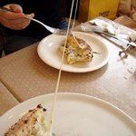 PIZZA GALLERIA - 伸びるゴルゴンゾーラチーズ