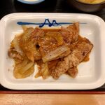 松屋 - 厚切り豚生姜焼き定食 ¥730 の厚切り豚生姜焼き