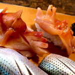 ひかり寿司 - 追加の赤貝と小肌。赤貝は捌きたてのプリプリ食感を味わえました。ヒモは握りか、巻きから好みを選択できます。