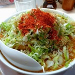 味噌らーめんの店 しなり丸 - ねぎラーメン・辛味噌トッピング。擦りゴマ、胡椒、一味唐辛子いっぱい