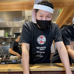 中華蕎麦 とみ田 - 富田店主はこの日は配膳に専念