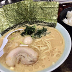 横浜家系ラーメン 魂心家 - ラーメンとライス