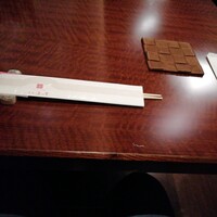 赤坂 津つ井 総本店 - テーブルの様子です。