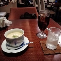 赤坂 津つ井 総本店 - コーンクリームスープとコーラです。コーンクリームスープは、ベーコンや玉葱が入っているのでコクと旨味が他の店とは違います。