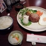 赤坂 津つ井 - 目玉焼きを、黒毛和牛ハンバーグから外した様子です。