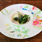 ラ・カーサ・ディ・テツオ オオタ - 『ウドブキとモミジガサ、トマトのジュレ、ブラウンスイス牛を沸かして抽出した油膜』