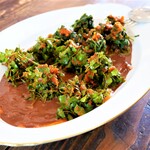 ラ・カーサ・ディ・テツオ オオタ - 『信州サーモンとチョコレートソース、クレソンと芹とワラビは韓国唐辛子と林檎と生姜和え』