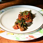 ラ・カーサ・ディ・テツオ オオタ - 『信州サーモンとチョコレートソース、クレソンと芹とワラビは韓国唐辛子と林檎と生姜和え』