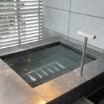 ATAMI 海峯楼 - 浴室の奥はウォーターバルコニーを望むジャグジー