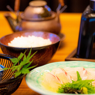 请享用在您面前煮的有名的“鲷鱼茶泡饭”