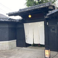 京味 もと井 - この大きな白い暖簾を大将がかけられました。