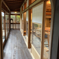 京味 もと井 - この廊下を通って2階へ。
                    右手にはカウンター席。