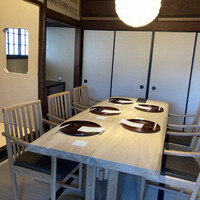 京味 もと井 - 2階に上がると個室です。
                      落ち着いた雰囲気です。