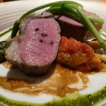 モノリス - シストロン産仔羊（アニョー）のグリル、ジュのソース、バジルのソース