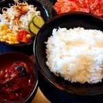 あみやき亭 - プレミアムランチのサラダ、キムチ、ご飯(中or小が選べます)