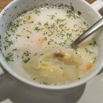 POTA PASTA CAFFE STATION - 野菜も沢山！アサリも有り！具沢山スープなのは嬉しい〜(〃∇〃)♫
でもサラサラしすぎてて普通のクラムチャウダーの印象より水っぽい感じが味も少々薄くない？
魚貝風味のスープ感もあまり無く不思議な感じ