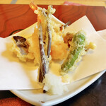 平八 - ワラビの天ぷらの苦みが最高。下に隠れている海老も◎。揚げ方が丁寧で腕があるのがわかる。