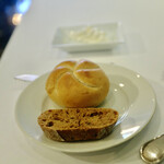 銀座 ハプスブルク・ファイルヒェン - ホイップバターとカイザーセンメルとパン。