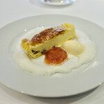 銀座 ハプスブルク・ファイルヒェン - ミルヒラームシュトゥリューデル ルバーブのコンフィとバニラアイスを添えて。