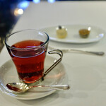銀座 ハプスブルク・ファイルヒェン - ハーブティーと小菓子。