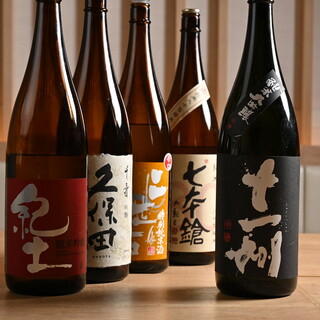 お料理を引き立てるは日本酒。有名銘柄から珍しいお酒まで完備