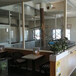 サンマリノ - 喫茶ホールの中央にある鳥小屋