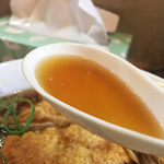 Shiyou Raiken - スープは醤油ベースのあっさり味。揚げた豚ロースから旨味が出るので最後のあたりは美味しくなってる♪
