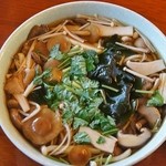 そば屋 長森 - 「あったかいきのこ蕎麦」真上から撮影です(10/9UP)