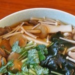 そば屋 長森 - 「あったかいきのこ蕎麦」上側から撮影です(10/9UP)