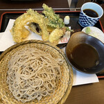 治郎 - 牡蠣天ぷら蕎麦（牡蠣、ナス、カボチャ、さつまいも、青菜、イカ）